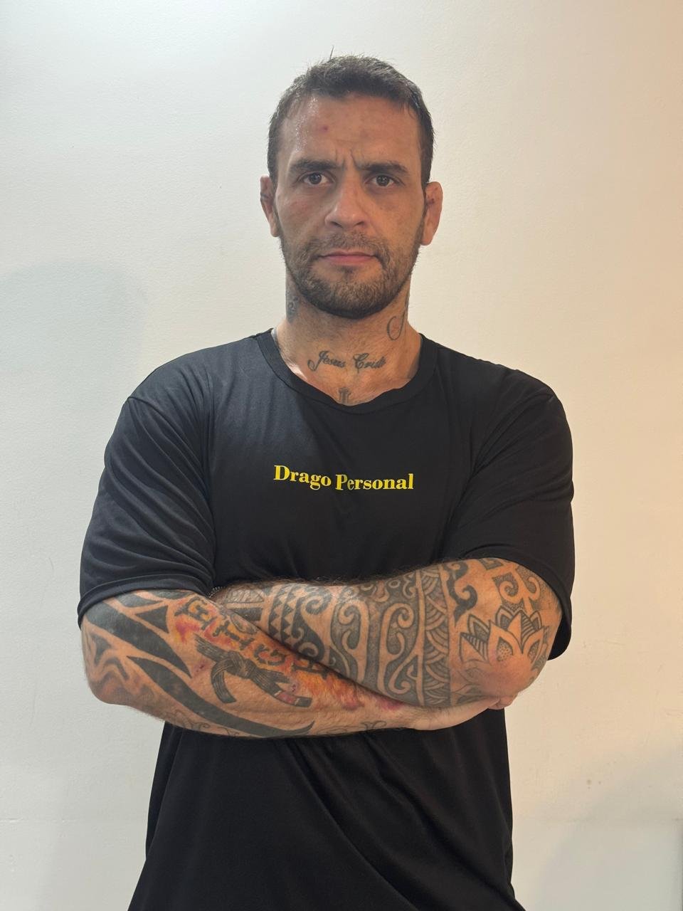 Personal Valter Drago de braços cruzados, com camiseta Drago Personal